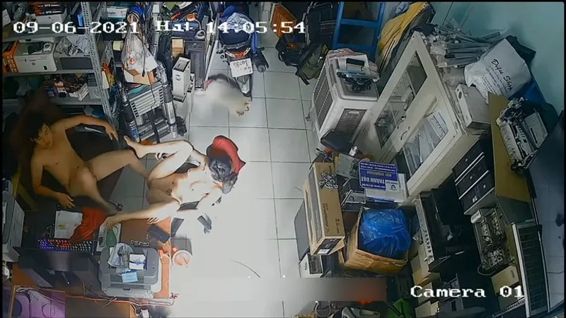 Bà xã người chồng "đi ngoài" trong của hàng máy tính
