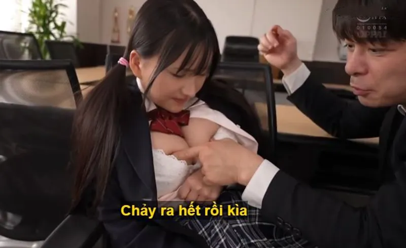 Trong suốt 3 năm, thầy giáo rèn luyện cô học trò ngực khủng thành "cái bình đựng tinh"